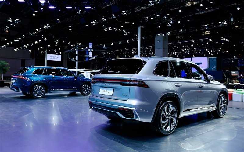 
            Geely представила новый флагманский кроссовер для России
        