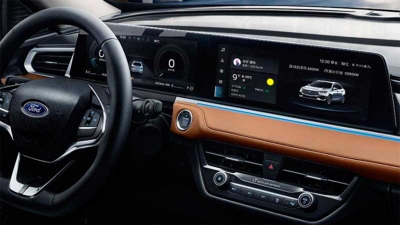 
            Обновленный Ford Escort получил двойной экран в стиле Mercedes
        