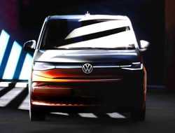 Volkswagen показал внешность и интерьер нового Multivan