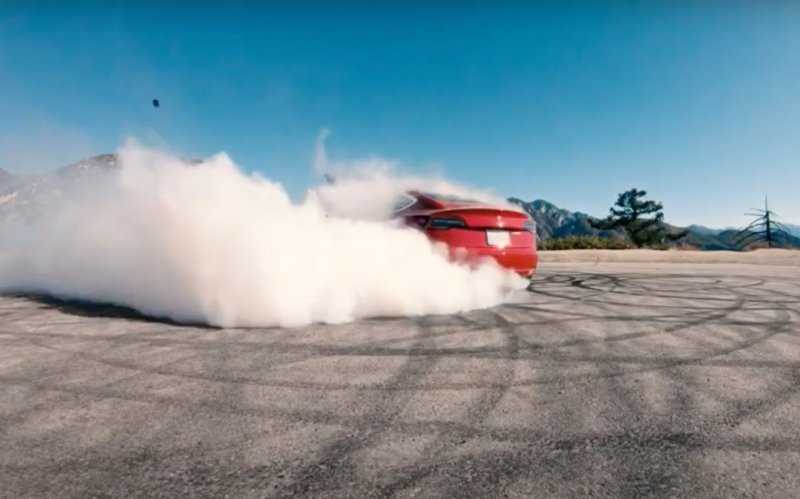 
            В сети показали, как дрифтит Tesla Model 3. Видео
        