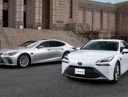 Автомобили Toyota и Lexus получили автопилот. Видео