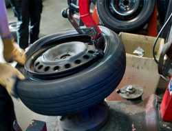 В дептрансе рассказали, почему нельзя ездить летом на зимней резине