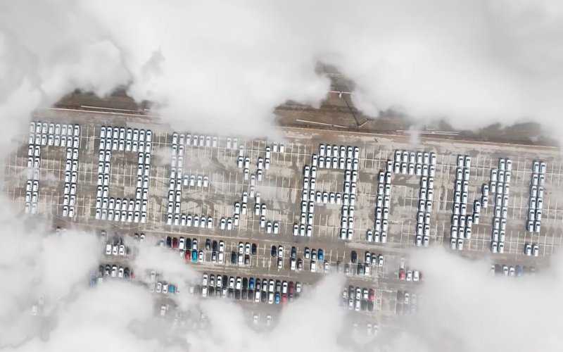 
            Фразу Гагарина «Поехали!» изобразили с помощью 300 Lada Largus. Видео
        