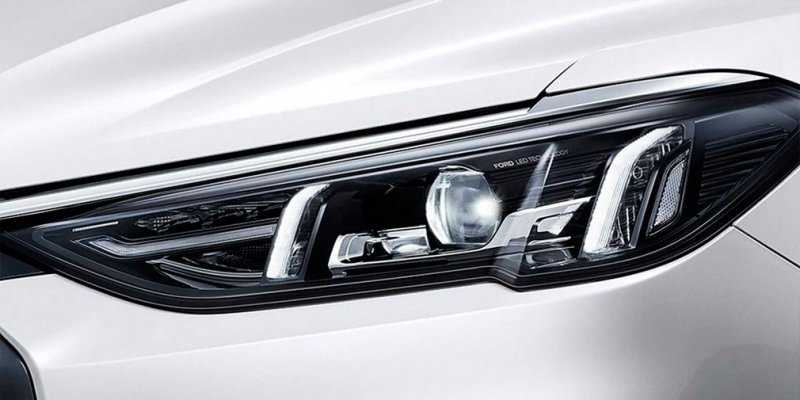 
            Обновленный Ford Escort получил двойной экран в стиле Mercedes
        
