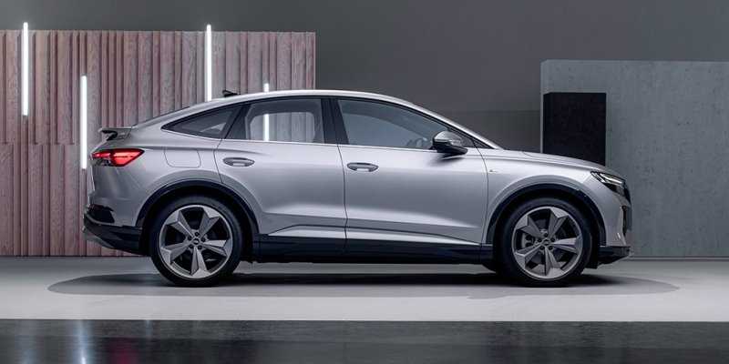 
            Audi представила новый кроссовер Q4 e-tron и его купеобразную версию
        