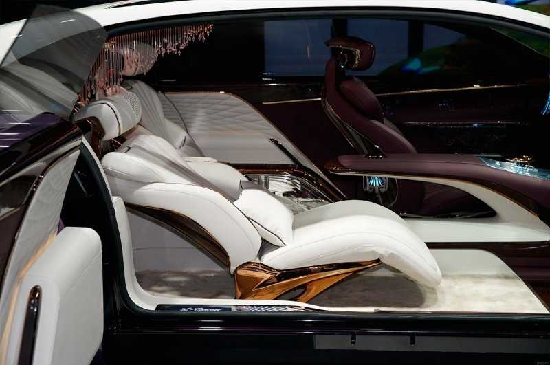 
            Китайский конкурент Aurus выпустил лимузин с люстрой и без руля. Фото
        