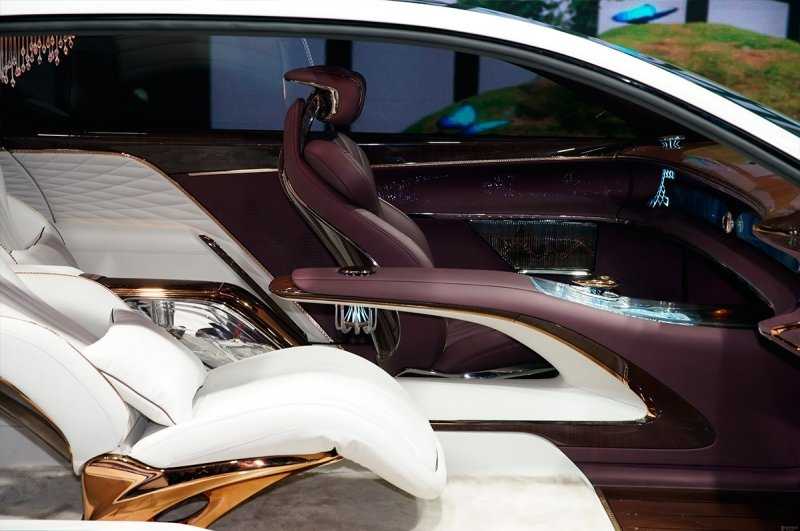 
            Китайский конкурент Aurus выпустил лимузин с люстрой и без руля. Фото
        
