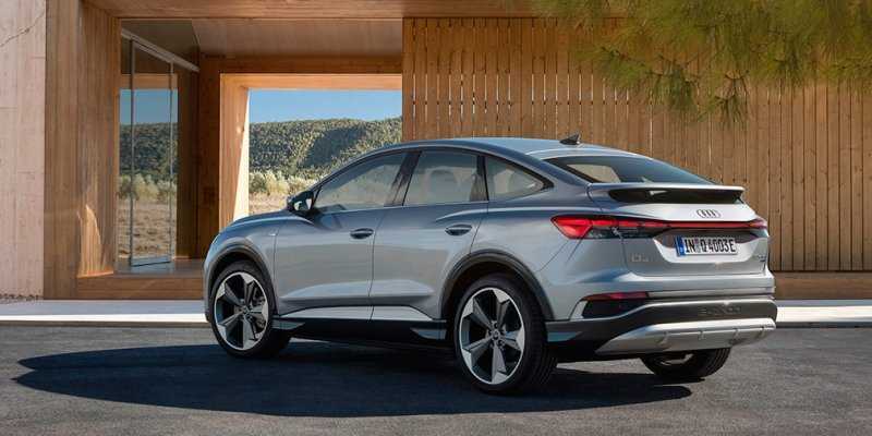 
            Audi представила новый кроссовер Q4 e-tron и его купеобразную версию
        
