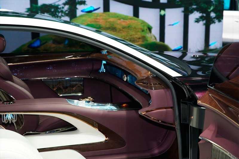 
            Китайский конкурент Aurus выпустил лимузин с люстрой и без руля. Фото
        