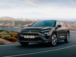 Citroen представил кроссовер-седан C5 X