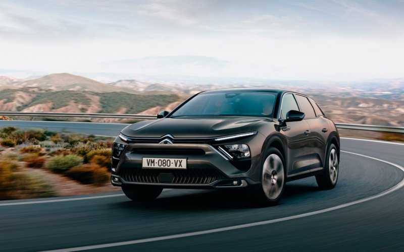 
            Citroen представил кроссовер-седан C5 X
        