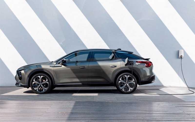 
            Citroen представил кроссовер-седан C5 X
        