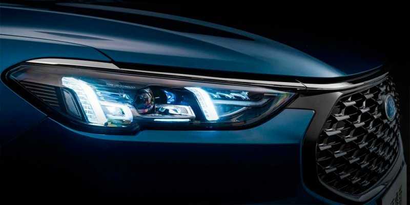 
            Обновленный Ford Escort получил двойной экран в стиле Mercedes
        