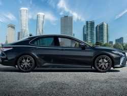 Toyota начала российские продажи новой Camry