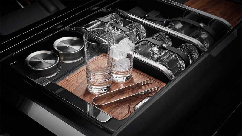 
            Владельцам Rolls-Royce предложили докупить роскошный ящик для мелочей
        