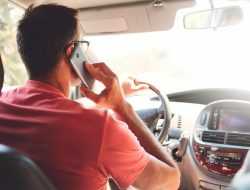 В ГИБДД рассказали, что бывает за разговоры по телефону за рулем