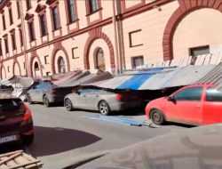 В Санкт-Петербурге забор обрушился на припаркованные машины. Видео