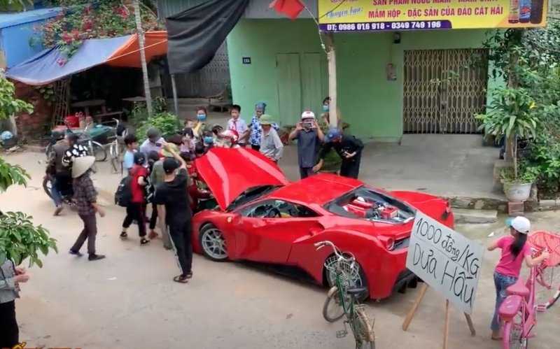
            Ferrari 488 GTB использовали для продажи арбузов. Видео
        