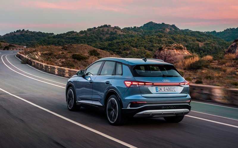 
            Audi представила новый кроссовер Q4 e-tron и его купеобразную версию
        