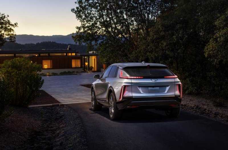 Cadillac представил серийную версию электрического кроссовера Lyriq