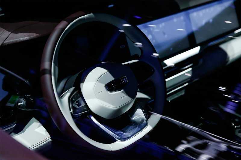 
            Geely представила новый флагманский кроссовер для России
        