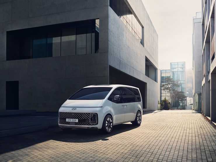 Чем новый минивэн Hyundai Staria лучше или хуже конкурентов