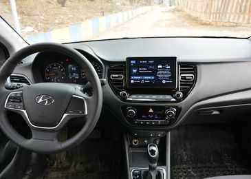 Что лучше за миллион рублей: тест-драйв Hyundai Solaris и Lada Vesta