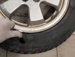 Москвичи пожаловались на новые гранитные бордюры, которые рвут колеса