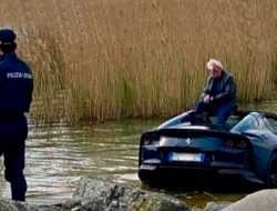 Суперкар Ferrari 812 GTS утонул в озере из-за невнимательности водителя