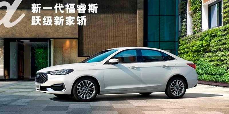 
            Обновленный Ford Escort получил двойной экран в стиле Mercedes
        