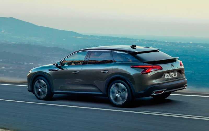 
            Citroen представил кроссовер-седан C5 X
        