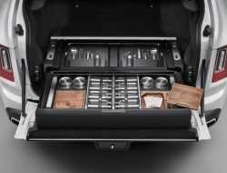 Для Rolls-Royce Cullinan придумали выдвижной ящик с аксессуарами