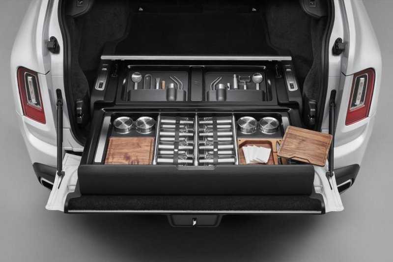 Для Rolls-Royce Cullinan придумали выдвижной ящик с аксессуарами