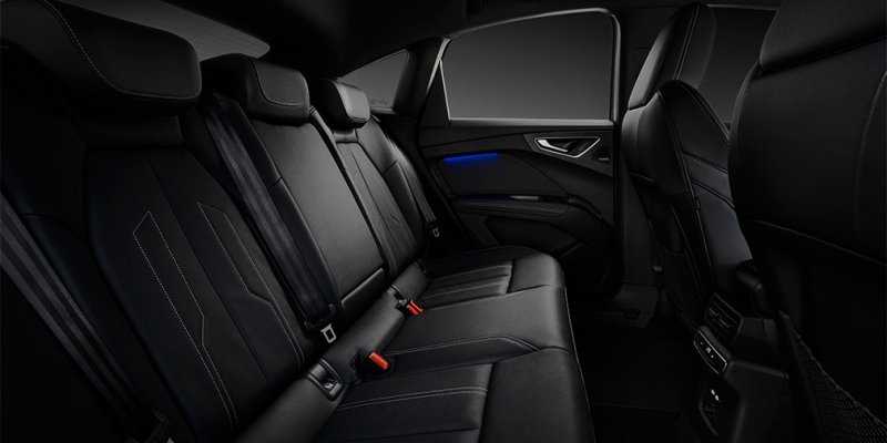 
            Audi представила новый кроссовер Q4 e-tron и его купеобразную версию
        