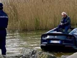 Владелец Ferrari за 400 тысяч долларов случайно утопил машину. Фото