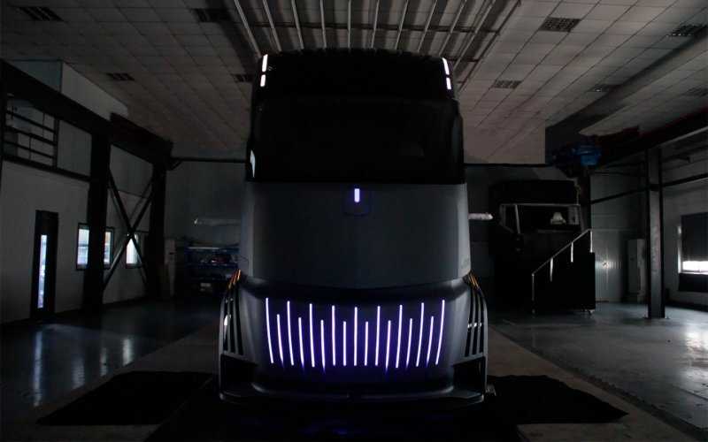 
            Опубликованы первые изображения конкурента Tesla Semi от Geely
        