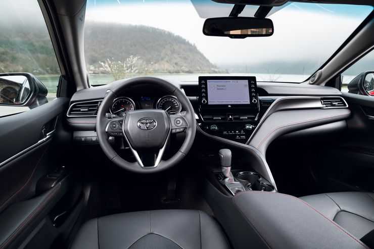 Фитнес для бизнесмена: первый тест-драйв новой Toyota Camry