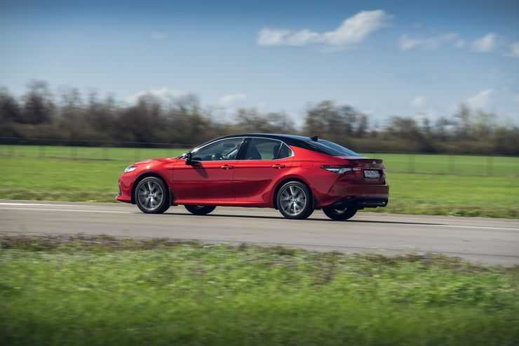 Фитнес для бизнесмена: первый тест-драйв новой Toyota Camry