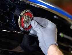 Jaguar Land Rover вынуждена остановить сборку машин из-за нехватки деталей