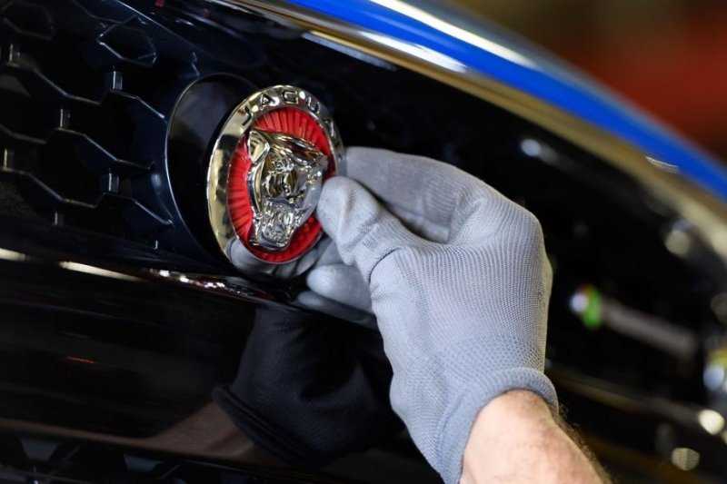 Jaguar Land Rover вынуждена остановить сборку машин из-за нехватки деталей