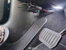 Китайцы устанавливают камеру в электрокары Tesla, которая снимает педали. И вот зачем