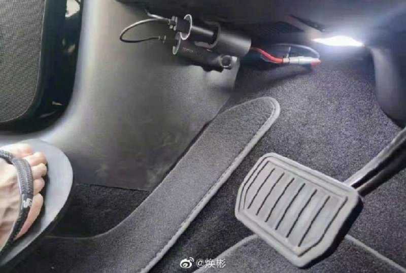 Китайцы устанавливают камеру в электрокары Tesla, которая снимает педали. И вот зачем