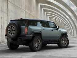 Культовый Hummer возрожден в виде внедорожника с гигантским клиренсом
