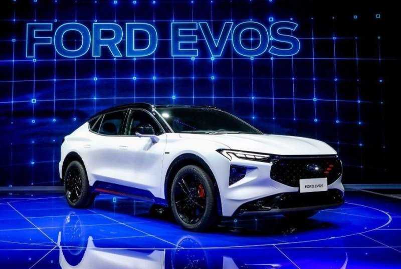 Купеообразный кроссовер с гигантским мультимедийным экраном: в Шанхае дебютировал Ford Evos