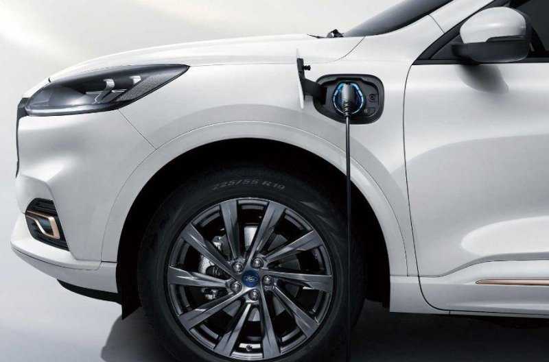 Купеообразный кроссовер с гигантским мультимедийным экраном: в Шанхае дебютировал Ford Evos