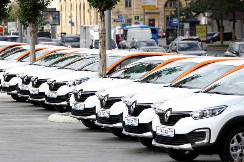 Москвичам предложат сдавать свои автомобили в каршеринг. Но парковка для них будет платной