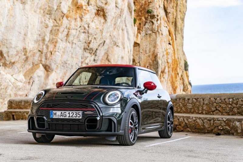 Объявлена стоимость обновленного MINI John Cooper Works для России