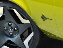 Opel заменит логотипы на машинах QR-кодами
