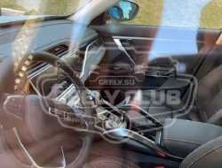 Появилась фотография салона Geely Atlas Pro для России