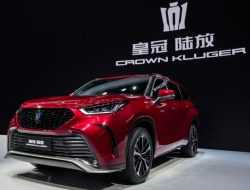 Появились новые фотографии кроссовера Toyota Crown